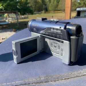Sony Handycam Camcorder DCR-DVD100 2003